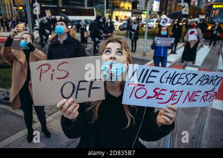 Warschau, Polen - 26. Oktober 2020: Einer der Demonstranten blockierte die Straßen der Stadt während des 5. Tages des Protests gegen ein Urteil, das zu n führen könnte Stockfoto