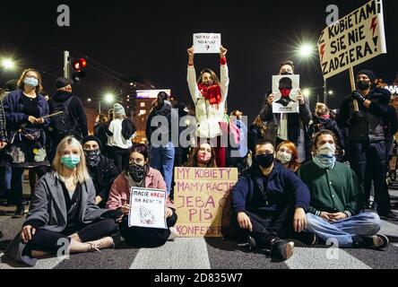 Warschau, Polen - 26. Oktober 2020: Junge Menschen blockierten die Straßen der Stadt während des 5. Tages des Protests gegen ein Urteil, das zu einer nahezu vollständigen Entscheidung führen könnte Stockfoto