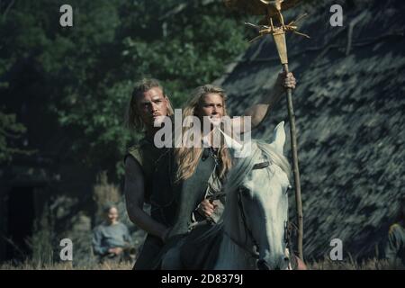 David Schütter und Jeanne Goursaud, 'Barbaren' (2020) Staffel 1 Credit: Katalin Vermes / Netflix / The Hollywood Archive Stockfoto