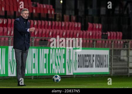 Deventer, Niederlande. Oktober 2020. DEVENTER, Stadion De Adelaarshorst, 26-10-2020, Saison 2020/2021, Niederländer TOTO KNVB Beker. Endergebnis 6:0, Ga Adler Trainer Kees van Wonderen während des Spiels Schieß los. Adler - NAC Credit: Pro Shots/Alamy Live News Stockfoto