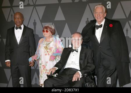 LOS ANGELES - NOV 11: Charles Burnett, Agnes Varda, Owen Roizman, Donald Sutherland bei den AMPAS 9th Annual Governors Awards im Dolby Ballroom am 11. November 2017 in Los Angeles, CA Stockfoto