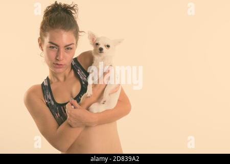 In der Nähe von wunderschönen Jugendmädchen Holding niedlichen Hund für Sport und Bewegung gegen den weißen Hintergrund bereit Stockfoto