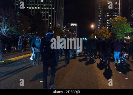 Bellevue, USA. Okt. 2020. Am frühen Abend marschieren während der BLM-Proteste Demonstranten in die Innenstadt von Bellevue. Stockfoto
