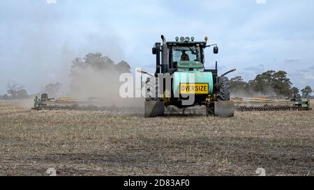 Devenish, Victoria / Australien - März 30 2020: Großer Traktor zieht Scheibenegge in einem Fahrerlager in der Nähe der Stadt Devenish in Victoria Australien Stockfoto