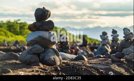 Kamtschatka. Von Menschen gemachte Steinpyramide - Seiden im Tal des Avacha-Passes Stockfoto