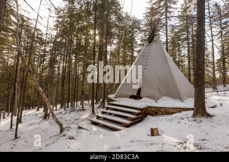 Die unberührte Natur des Zeya Reservats. Weißer Chum wigwam steht in der Mitte Stockfoto