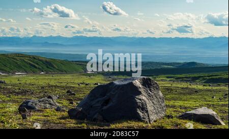 Kamtschatka. Awatschinski Pass Blick vom Tal auf Viljutschinskaja Hügel. Sommer Stockfoto