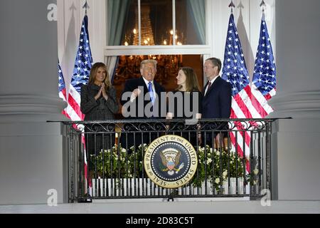 Washington, Usa. Oktober 2020. Präsident Donald J. Trump, links Mitte, und First Lady Melania Trump, links, Pose für ein Foto mit Justice Amy Coney Barrett, rechts Mitte, Und ihr Ehemann Jesse Barrett, rechts, nach der feierlichen Vereidigung von Richter Barrett als Oberster Gerichtshof im Weißen Haus in Washington, DC am Montag, 26. Oktober 2020. Barret legt morgen den offiziellen Eid vor dem Obersten Gerichtshof ab. Foto von Ken Cedeno/UPI Kredit: UPI/Alamy Live Nachrichten Stockfoto