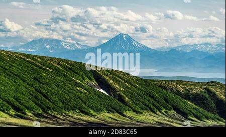 Kamtschatka. Awatschinski Pass Blick vom Tal auf Viljutschinskaja Hügel. Sommer Stockfoto