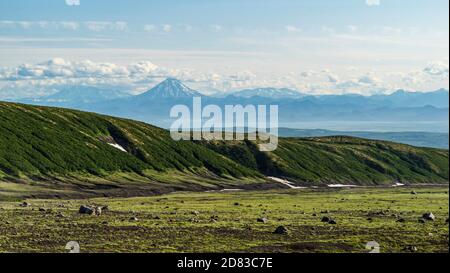 Kamtschatka. Awatschinski Pass Blick vom Tal auf Viljutschinskaja Hügel. Sommer Stockfoto