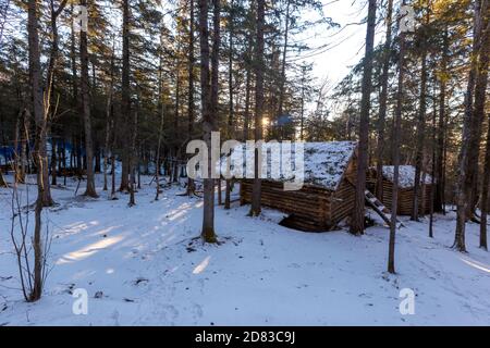 Die unberührte Natur des Zeya Reservats. Zwischen der Taiga steht eine hölzerne Winterhütte Stockfoto