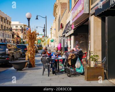 Gäste im Restaurantbereich während der COVID-19 Pandemie. Downtown Oak Park, Illinois. Stockfoto