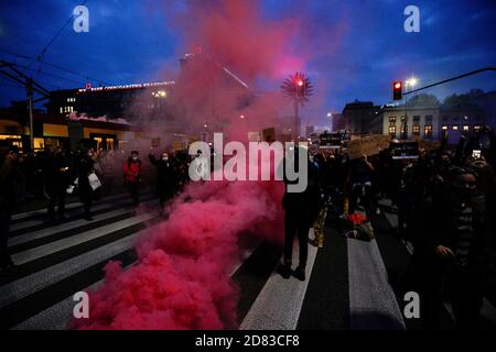 Warschau, Polen. Oktober 2020. Demonstranten werden am 26. Oktober 2020 im Zentrum von Warschau, Polen, beim Blockieren des Verkehrs beobachtet. Am Montag gingen zum fünften Mal in Folge Pro-Choice-Demonstranten auf die Straße, um gegen das jüngste Urteil des Verfassungsgerichts zu demonstrieren, das zu einem nahezu vollständigen Verbot von Abtreibungen führte. Tausende Demonstranten im ganzen Land reagierten auf spontane Anrufe, um den Verkehr zu blockieren. Stockfoto