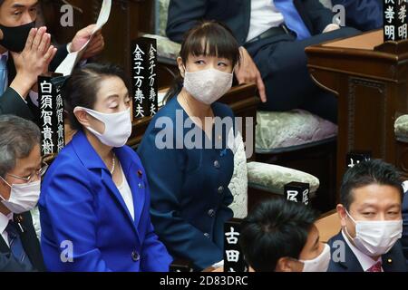 Mio Sugita (R), Mitglied des Repräsentantenhauses der LDP, nimmt am 26. Oktober 2020 an einer Plenarsitzung des Repräsentantenhauses in Tokio Teil. Quelle: Motoo Naka/AFLO/Alamy Live News Stockfoto