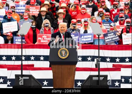 Lititz, PA, USA. Oktober 2020. 26. Oktober 2020 - Lititz, PA, USA: Präsident DONALD TRUMP kämpft am Flughafen Lancaster. Quelle: Michael Brochstein/ZUMA Wire/Alamy Live News Stockfoto