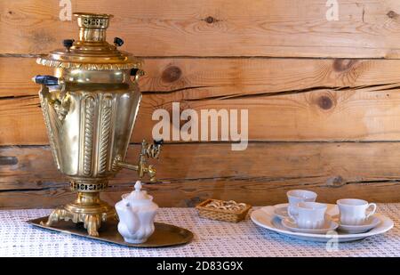 Russischer Samowar auf dem Tisch. Set Tisch für Tee. Stockfoto