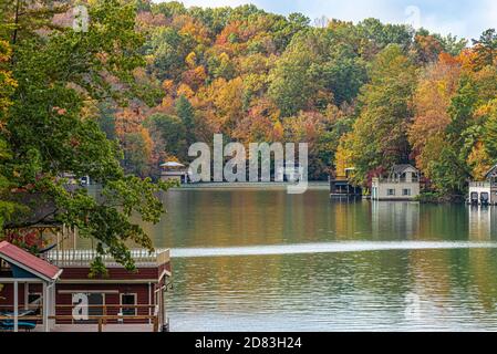 Herbstansicht des Lake Burton bei Clayton in Rabun County, Georgia. (USA) Stockfoto