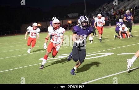 Round Rock TX USA, 23 2020. Okt.: Freitagabend High School Fußballspiel-Action zwischen Vorstadtschulen in Austin Round Rock Cedar Ridge (lila Trikots) und Cedar Park Vista Ridge (weiße Trikots). ©Bob Daemmrich Stockfoto