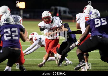 Round Rock TX USA, 23 2020. Okt.: Freitagabend High School Fußballspiel-Action zwischen Vorstadtschulen in Austin Round Rock Cedar Ridge (lila Trikots) und Cedar Park Vista Ridge (weiße Trikots). ©Bob Daemmrich Stockfoto