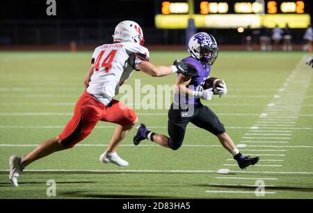 Round Rock TX USA, 23 2020. Okt.: Freitagabend High School Fußballspiel-Action zwischen Vorstadtschulen in Austin Round Rock Cedar Ridge (lila Trikots) und Cedar Park Vista Ridge (weiße Trikots). ©Bob Daemmrich Stockfoto