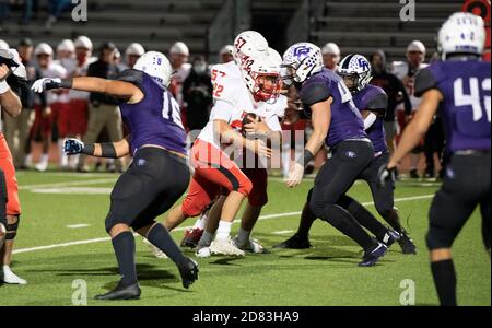 Round Rock TX USA, 23 2020. Okt.: Freitagabend High School Fußballspiel-Action zwischen Vorstadtschulen in Austin Round Rock Cedar Ridge (lila Trikots) und Cedar Park Vista Ridge (weiße Trikots). ©Bob Daemmrich Stockfoto