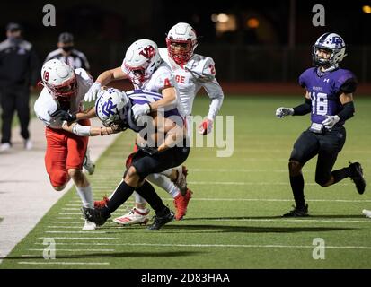 Round Rock TX USA, 23 2020. Okt.: Freitagabend High School Fußballspiel-Action zwischen Vorstadtschulen in Austin Round Rock Cedar Ridge (lila Trikots) und Cedar Park Vista Ridge (weiße Trikots). ©Bob Daemmrich Stockfoto