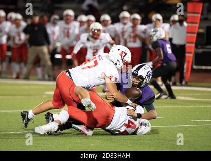 Round Rock TX USA, 23 2020. Okt.: Freitagabend High School Fußballspiel-Action zwischen Vorstadtschulen in Austin Round Rock Cedar Ridge (lila Trikots) und Cedar Park Vista Ridge (weiße Trikots). ©Bob Daemmrich Stockfoto