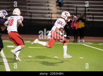 Reed Runkel (33) von Cedar Park Vista Ridge nimmt einen lockeren Ball auf und führt ihn für einen Touchdown im dritten Viertel eines High School Fußballspiels gegen Round Rock Cedar Ridge im Dragon Stadium in Round Rock ein. Vista Ridge gewann, 38-24.©Bob Daemmrich Stockfoto