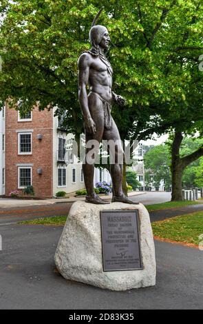 Plymouth, MA - 3. Juli 2020: Statue des Großen Sachems des Massasoit-Stammes, der die puritanischen Pilger rettete, die 1620 auf Amerika landeten. Stockfoto