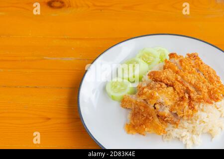 Nahaufnahme von gebratenen Hühnerreis mit Gurke auf dem Holz Tabelle Stockfoto