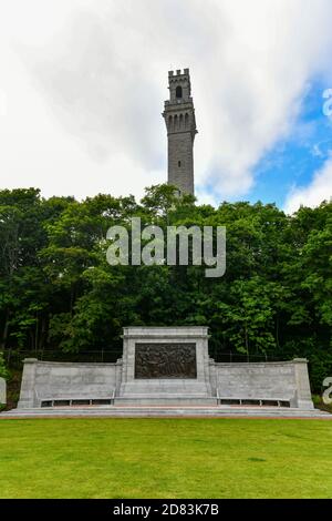 Provincetown, Massachusetts - 4. Juli 2020: Pilgrim's Monument und Bronze Bas Relief in Provincetown, Massachusetts, USA. Stockfoto