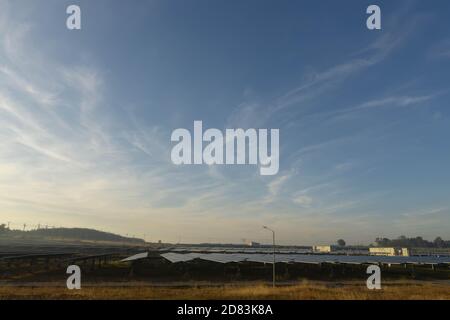 Blick auf den Solarpark (Solarpanel) am Morgen, alternative Stromquelle, das ist die Sonne Tracking-Systeme, Photovoltaik-Modul Idee für Clea Stockfoto