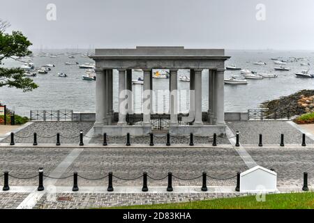 Plymouth, Massachusetts - 3. Juli 2020: Der berühmte Plymouth Rock, der traditionelle Ort der Ausschiffung der Mayflower-Pilger in der Neuen Welt. Stockfoto