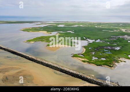 Provincetown Causeway auch bekannt als Breakwater Walk, ist eine unebene Ansammlung von Felsen, die Wanderer den Hafen überqueren und erreichen die sehr ti ermöglicht Stockfoto