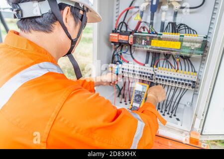 Ingenieure verwendeten ein Multimeter, um die Leistung des Solarpanels zu überprüfen, um zu bestätigen, dass die Systeme normal funktionieren. Konzepte professioneller Ingenieur für Stockfoto