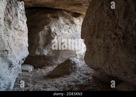 Alte Höhle vor der Küste des Kaspischen Meeres Stockfoto