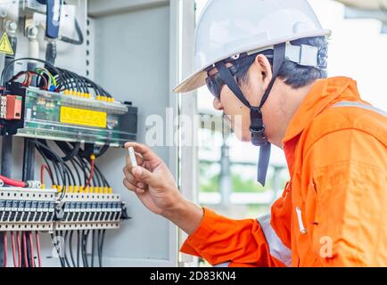 Ingenieur, der auf anormalen Betrieb des Solarsystems überprüft hat, und festgestellt hat, dass keine Gleichstromsicherungsanlage vorhanden ist, was zu einer verringerten Kapazität führt, Professional e Stockfoto