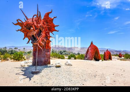 Borrego Spring, CA - 12. Juli 2020: Outdoor-Metallskulptur einer mythischen Schlange, in der Nähe von Anza-Borrego Desert State Park. Stockfoto