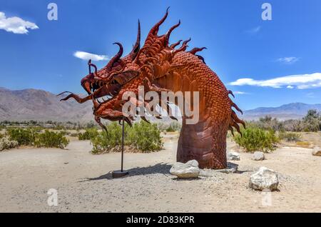 Borrego Spring, CA - 12. Juli 2020: Outdoor-Metallskulptur einer mythischen Schlange, in der Nähe von Anza-Borrego Desert State Park. Stockfoto