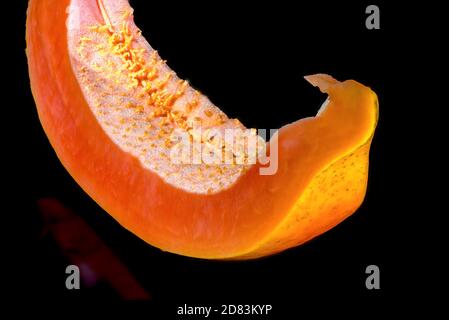 Eine Scheibe frisch gepflückte süße Papaya. Stockfoto