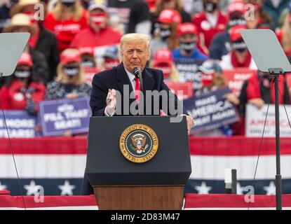 Lititz, Usa. Oktober 2020. Präsident Donald Trump spricht zu Unterstützern während der Make America Great Again Victory Rally am Flughafen Lancaster. Die Veranstaltung wurde unter freiem Himmel abgehalten. Viele Anhänger und Mitarbeiter von Präsident Trump hatten keine Gesichtsmasken, aber sie waren für jeden am Eingang sowie für Händedesinfektionsmittel verfügbar. (Foto von Lev Radin/Pacific Press) Quelle: Pacific Press Media Production Corp./Alamy Live News Stockfoto