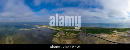 Provincetown Causeway auch bekannt als Breakwater Walk, ist eine unebene Ansammlung von Felsen, die Wanderer den Hafen überqueren und erreichen die sehr ti ermöglicht Stockfoto