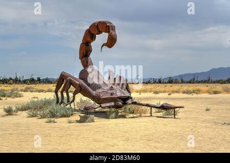 Borrego Spring, CA - 12. Juli 2020: Outdoor-Metallskulptur eines Skorpions, in der Nähe von Anza-Borrego Desert State Park. Stockfoto