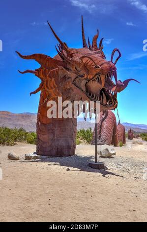 Borrego Spring, CA - 12. Juli 2020: Outdoor-Metallskulptur einer mythischen Schlange, in der Nähe von Anza-Borrego Desert State Park. Stockfoto