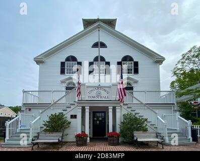 Edgartown, MA - 5. Juli 2020: Edgartown Town Hall, ein lokales Regierungsgebäude in Edgartown, Massachusetts in Martha's Vineyard. Stockfoto