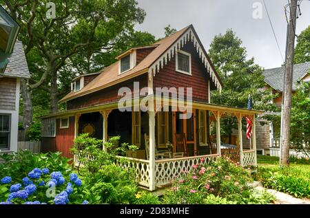 Martha's Vineyard, MA - 5. Juli 2020: Zimmermann Gothic Cottages mit viktorianischem Stil, Lebkuchenbesatz in Oak Bluffs auf Martha's Vineyard, Massachuse Stockfoto