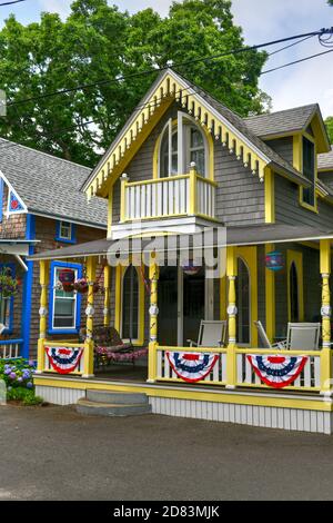 Martha's Vineyard, MA - 5. Juli 2020: Zimmermann Gothic Cottages mit viktorianischem Stil, Lebkuchenbesatz in Oak Bluffs auf Martha's Vineyard, Massachuse Stockfoto