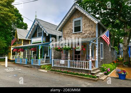 Martha's Vineyard, MA - 5. Juli 2020: Zimmermann Gothic Cottages mit viktorianischem Stil, Lebkuchenbesatz in Oak Bluffs auf Martha's Vineyard, Massachuse Stockfoto