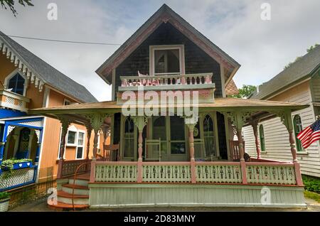 Martha's Vineyard, MA - 5. Juli 2020: Zimmermann Gothic Cottages mit viktorianischem Stil, Lebkuchenbesatz in Oak Bluffs auf Martha's Vineyard, Massachuse Stockfoto