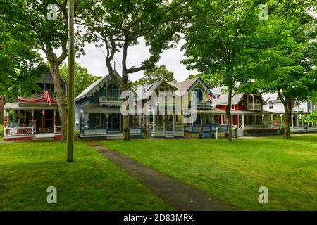 Martha's Vineyard, MA - 5. Juli 2020: Zimmermann Gothic Cottages mit viktorianischem Stil, Lebkuchenbesatz in Oak Bluffs auf Martha's Vineyard, Massachuse Stockfoto